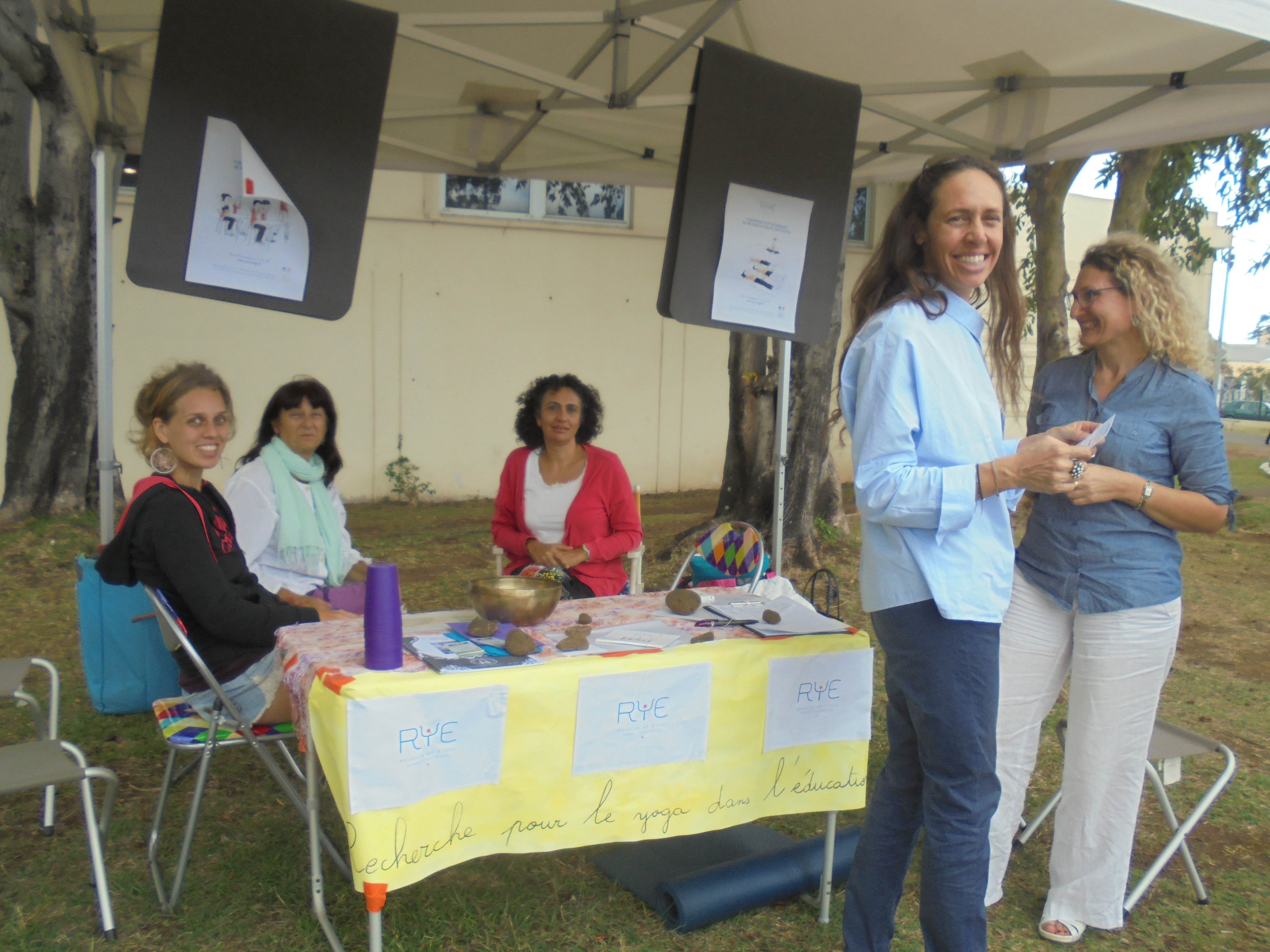 Photo Journee Nationale des DYS 2017 - 51 - Stand Recherche sur Yoga dans Education.JPG